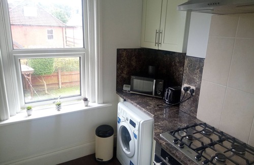 Westbourne Apartment | 3 Bed First Floor Flat Own Entrance Offroad Parking High Speed WiFi nNear Beach.