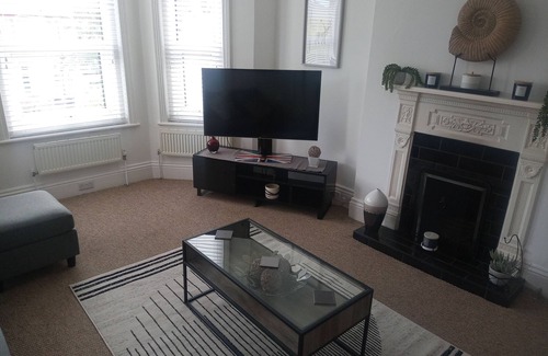 Westbourne Apartment | 3 Bed First Floor Flat Own Entrance Offroad Parking High Speed WiFi nNear Beach.