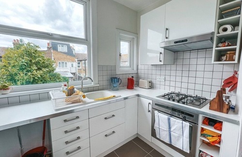 Tooting Apartment | 3 Bed Flat 30min to Central London : StayByNumbers