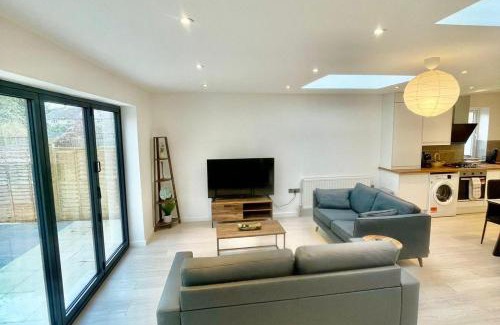 Cambridge Apartment | 3 Bed Flat - Sleeps 6 - Parking - Wifi