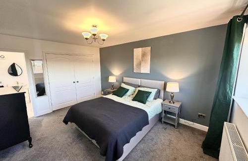 Stoke-on-Trent House | 3 Bed Home for Contractors & Relocators with Parking, Garden & WiFi 30 mins to Alton Towers