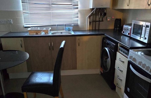 Bletchley House | 3 Bed House- Sleeps 6 - Parking - Wifi