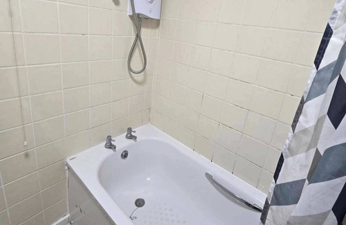 Bletchley House | 3 Bed House- Sleeps 6 - Parking - Wifi
