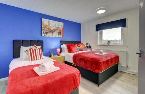 Northampton House | 3-bed House, sleeps 8, Next to Park