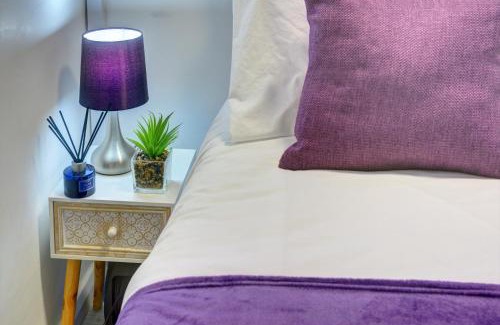 Northampton House | 3-bed House, sleeps 8, Next to Park