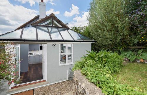 Axminster House | 3 Bed in Dalwood oc-p27362