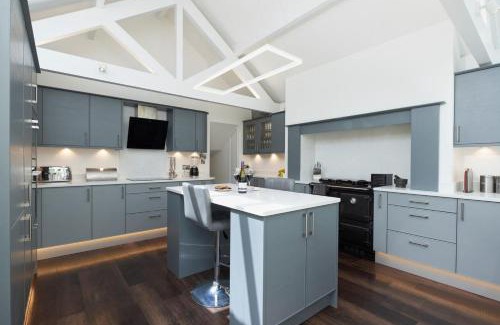 Axminster House | 3 Bed in Dalwood oc-p27362