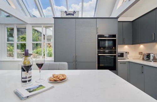 Axminster House | 3 Bed in Dalwood oc-p27362