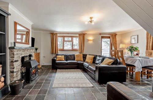 Pencader House | 3 Bed in Llanllwni 91447