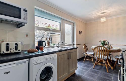 Redruth House | 3 Bed in St Day 37014