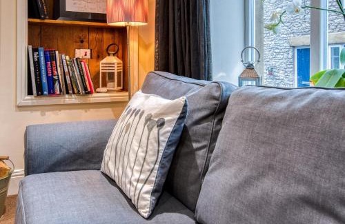Tideswell House | 3 Bed in Tideswell 77955