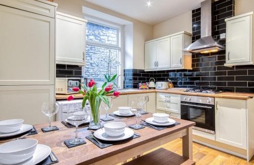 Tideswell House | 3 Bed in Tideswell 77955