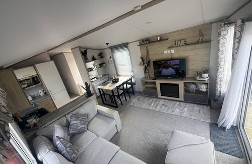 Wesham Cabin | 3-Bed Lodge, Sleeps 6, Hot tub