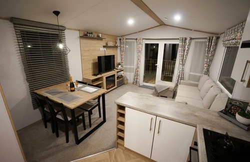 Wesham Cabin | 3-Bed Lodge, Sleeps 6, Hot tub