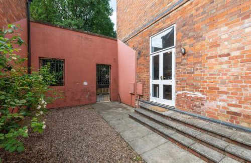 Newark House | 3 Bed Newark Home with Grand Ceilings & Cozy Vibes