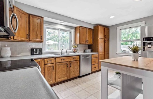 Holland House | 3 Bed - Outdoor living with hot tub near beaches