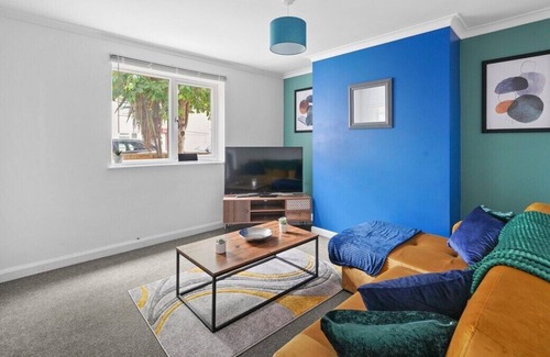 Peterborough Apartment | 3 Bed Peterborough House - Parking - Garden