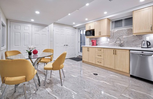 Scarborough House | 3 bed room, 2 bath room, expansive yard near lake