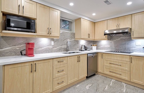 Scarborough House | 3 bed room, 2 bath room, expansive yard near lake