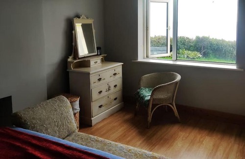 Whitegate House | 3-Bed Seaside Cottage Retreat - Parking & Garden