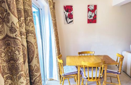 Wellingborough House | 3 Bed - Sleeps 4 - Free Parking - Private Garden
