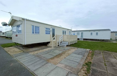 Rhyl Ski Chalet | 3 Bed, Sleeps 6, Parking