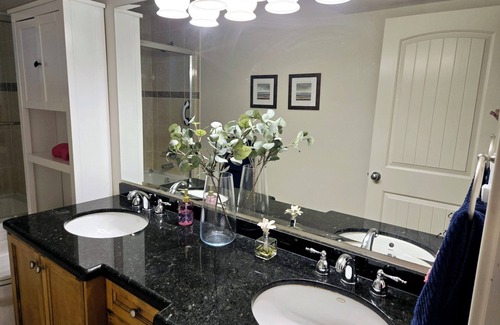 Rosemary Heights Central House | 3-bed suite near golf course