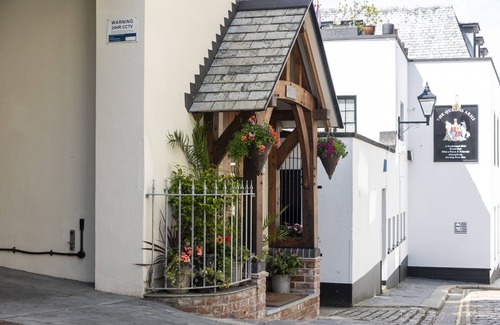Barbican Apartment | 3 Bed- The Catacombs From White Lane Lets