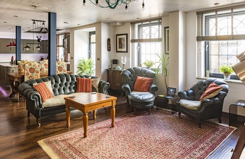 Barbican Apartment | 3 Bed- The Catacombs From White Lane Lets