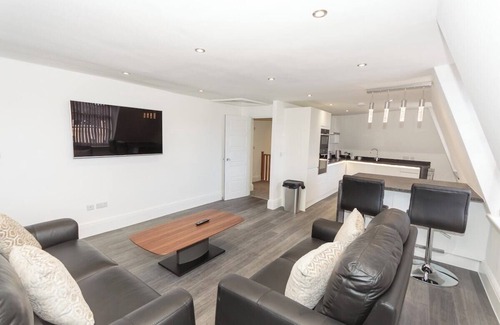 Plymouth House | 3 Bed - The Regency Suite by Pureserviced