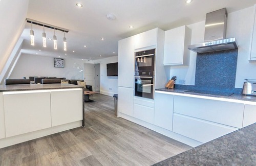 Plymouth House | 3 Bed - The Regency Suite by Pureserviced