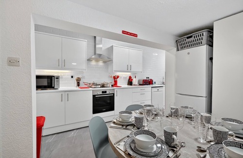 Lisburn House | 3 Bedroom House, 16 minutes to Belfast, Parking by StaybyNumbers
