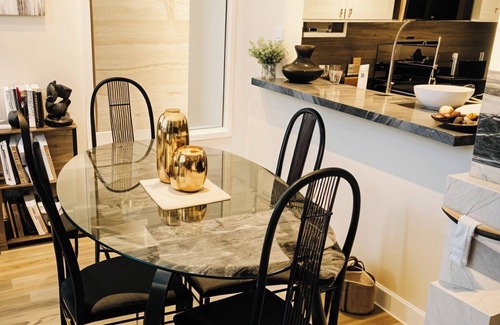 Downtown Apartment | 3-bedroom 2 bath Charming Dwtwn Apt W/Balcony.
