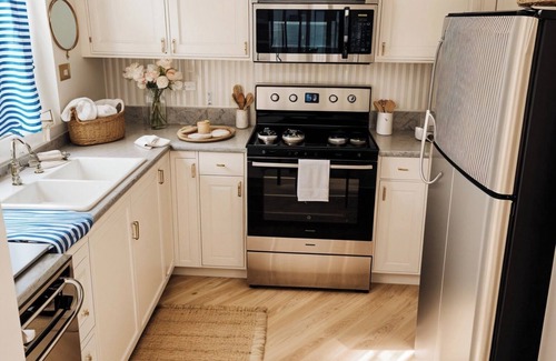 Downtown Apartment | 3-bedroom 2 bath Charming Dwtwn Apt W/Balcony.