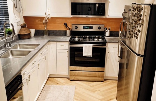 Downtown Apartment | 3-bedroom 2 bath Charming Dwtwn Apt W/Balcony.