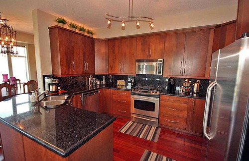 Kelowna Central Business District Condo | 3 Bedroom, 2 Bath Condo on 15th floor with stunning Lake View