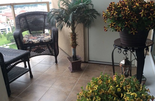 Kelowna Central Business District Condo | 3 Bedroom, 2 Bath Condo on 15th floor with stunning Lake View