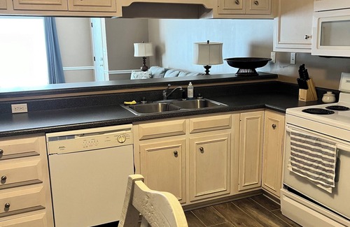 Albany House | 3-bedroom 2-bath house near town & hospital