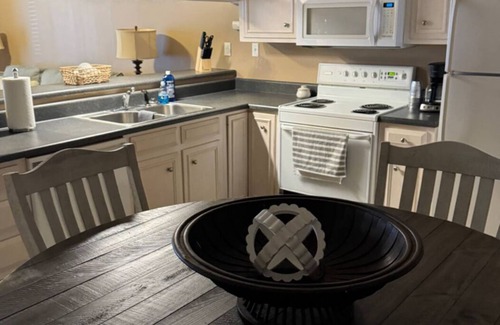 Albany House | 3-bedroom 2-bath house near town & hospital