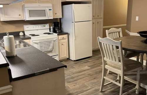 Albany House | 3-bedroom 2-bath house near town & hospital