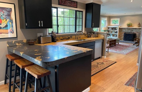 Sonoma House | 3 bedroom, 2 bath, pool, new hot tub, outdoor kitchen, bar and lounge, fire pit