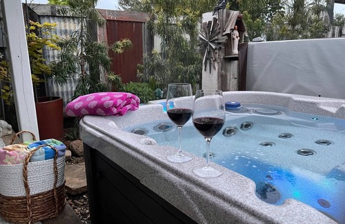 Sonoma House | 3 bedroom, 2 bath, pool, new hot tub, outdoor kitchen, bar and lounge, fire pit