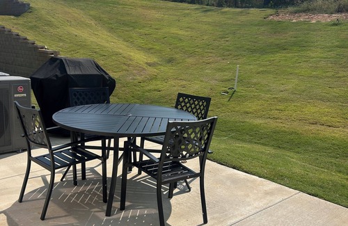 University Hills House | 3 Bedroom 3.5 Bath brand new condo! Less than 2 miles from The Grove and Square.