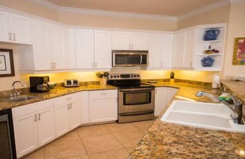 Bradenton Beach Hotel | 3 Bedroom 3 Bathroom Penthouse. Pet Friendly