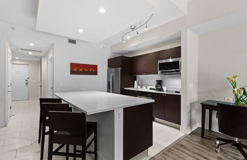 Ludlam Condo | 3 Bedroom/4 Bath Townhouse, Pool, Parking, & More!