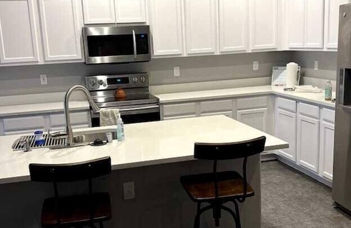South Mountain Apartment | 3 Bedroom 673027 by Houzlet
