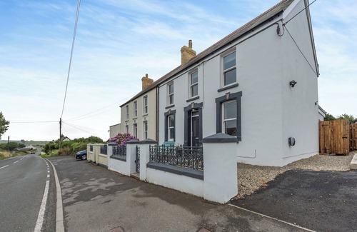 Haverfordwest Cottage | 3 bedroom accommodation in Square and Compass, near Haverfordwest