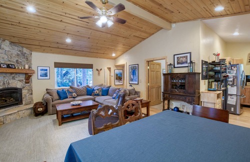 Donner Lake Woods House | 3 bedroom and den, 2 bath, sleeps 8. West End of Donner Lake DLR#059