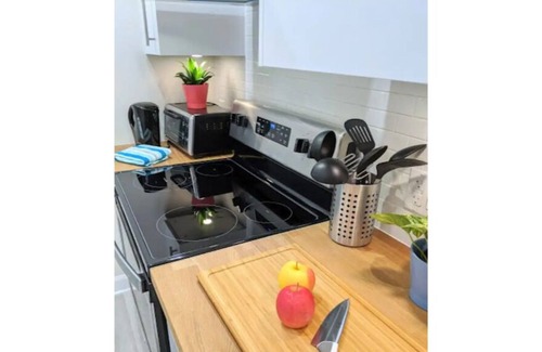 Cote-Saint-Luc Apartment | 3 bedroom Apartment - Recently Renovated!