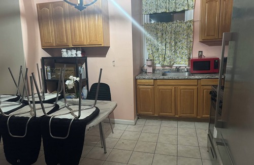 Newark Apartment | 3-bedroom apartment in delightful Newark with AC